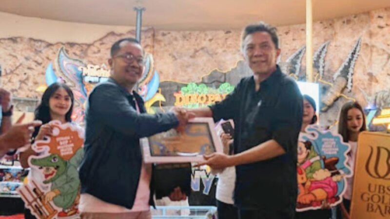 Foto ist: Kanan Dirut Jatim Park Group 3 , Ir.Suryo Widodo, serahkan hadiah utama pada pemenang undian seru di penghujung 2025.