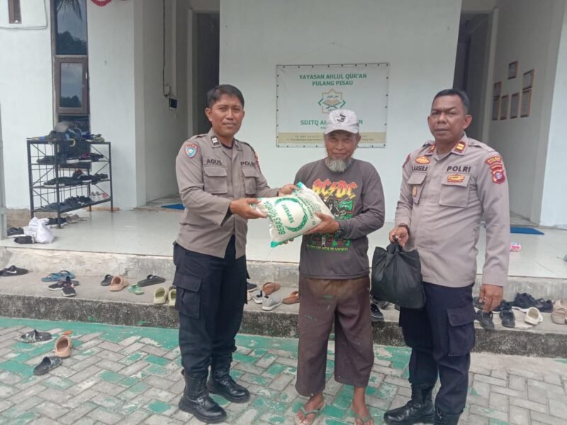 Indahnya Berbagi, Satbinmas Polres Pulang Pisau Bagikan Sembako kepada Warga Kurang Mampu