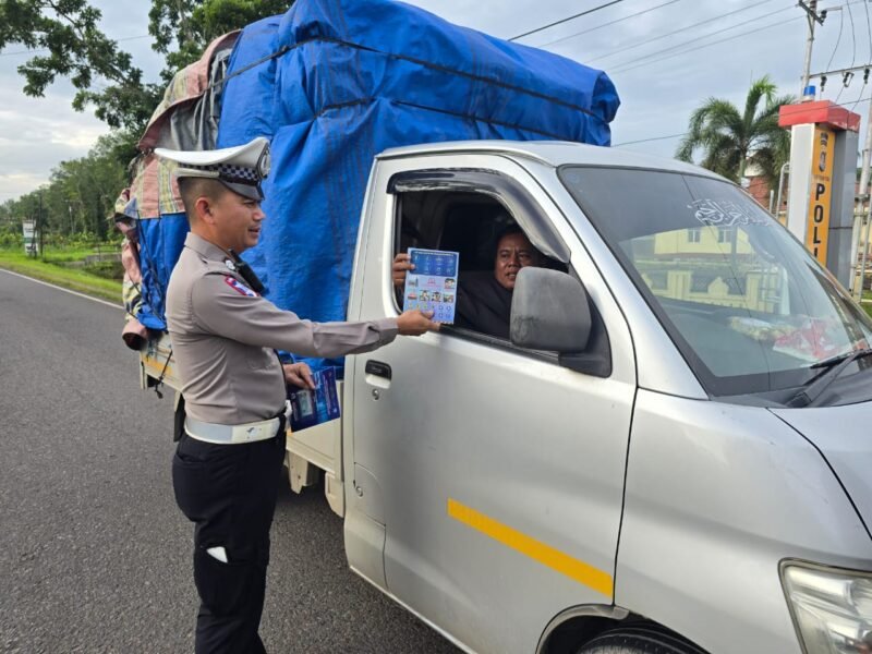 Satlantas Polres Pulang Pisau Bagikan Brosur Himbauan Kepada Pengendara