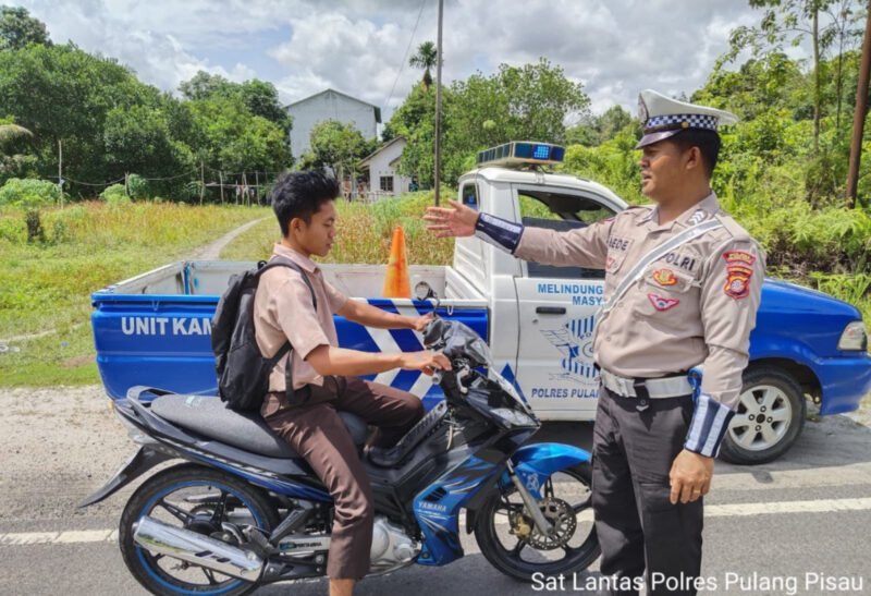Tak Pakai Helm, Pengendara di Pulang Pisau Diberi Edukasi Humanis oleh Polisi