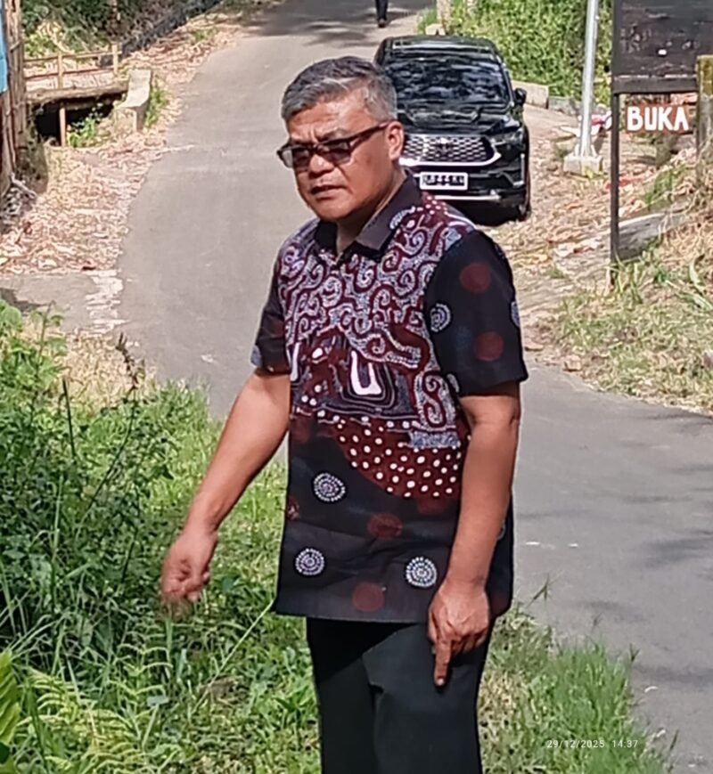 Foto ist: Edy Suyanto Kepala Desa Bumiaji Kecamatan Bumiaji Kota Batu. Sedang tinjau lokasi drainase lama yang tidak menampung air hujan.