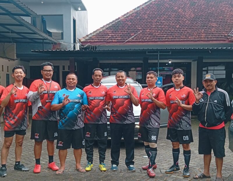 Foto ist: Tim Futsal Singo Leksono Perangkat Desa Oro Oro Ombo Kecamatan Batu Kota Batu.
