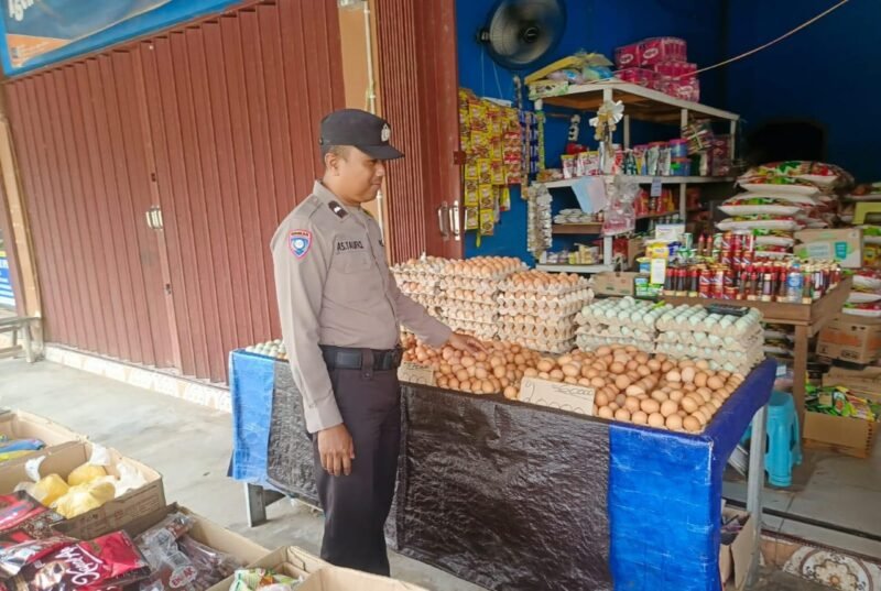 Personil Polsek Maliku melakukan Door to Door System, Menyampaikan Maklumat Kapolda Kalteng