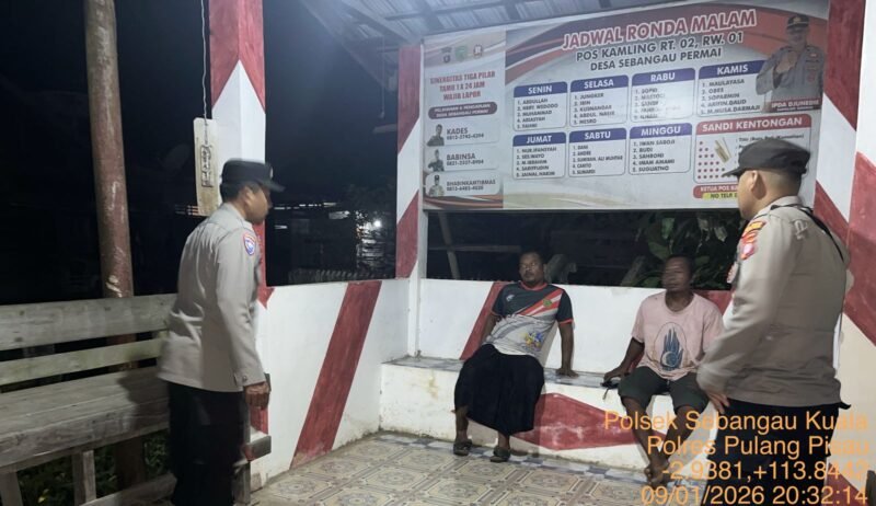 Bhabinkamtibmas sambang Pos Kamling dan memberikan himbauan kamtibmas petugas jaga