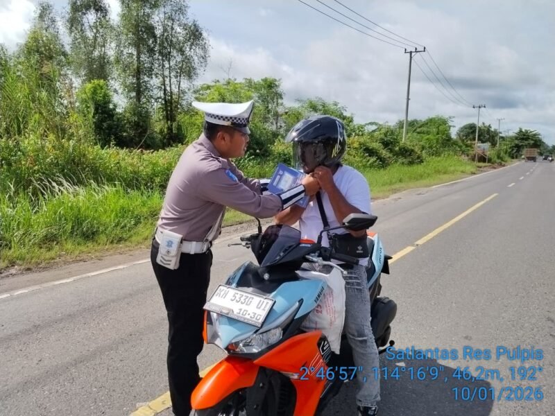 Pelajar Sekolah Tak Meng “Klik” Helm Saat Berkendara, Satlantas Polres Pulang Pisau Langsung Berikan Edukasi dan Bantu Pengendara Mengaitkan Tali Helm