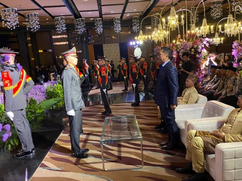 Tradisi Sakral Polri, Kapolres Pulang Pisau Jadi Irup Pedang Pora di Pernikahan Perwira