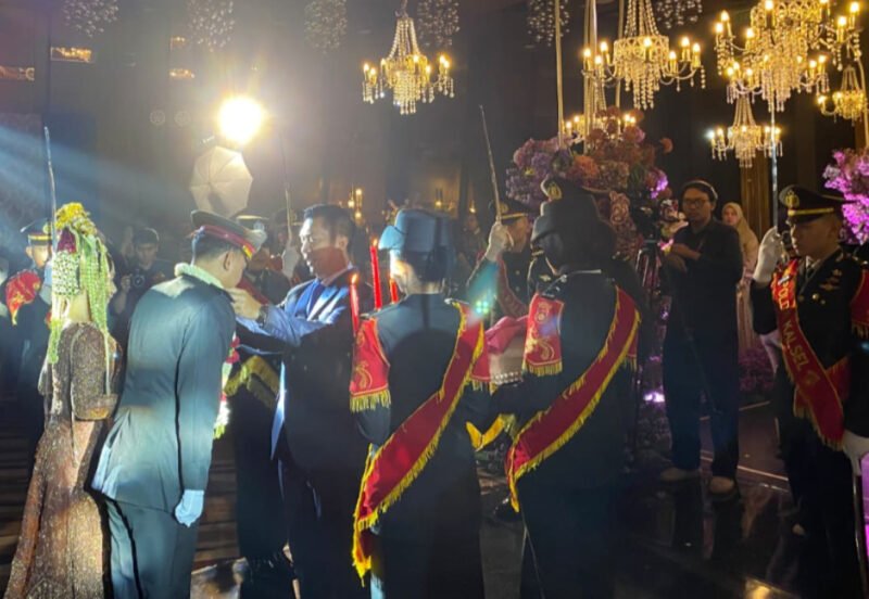 Lestarikan Tradisi Polri, Kapolres Pulang Pisau Pimpin Upacara Pedang Pora Pernikahan Perwira