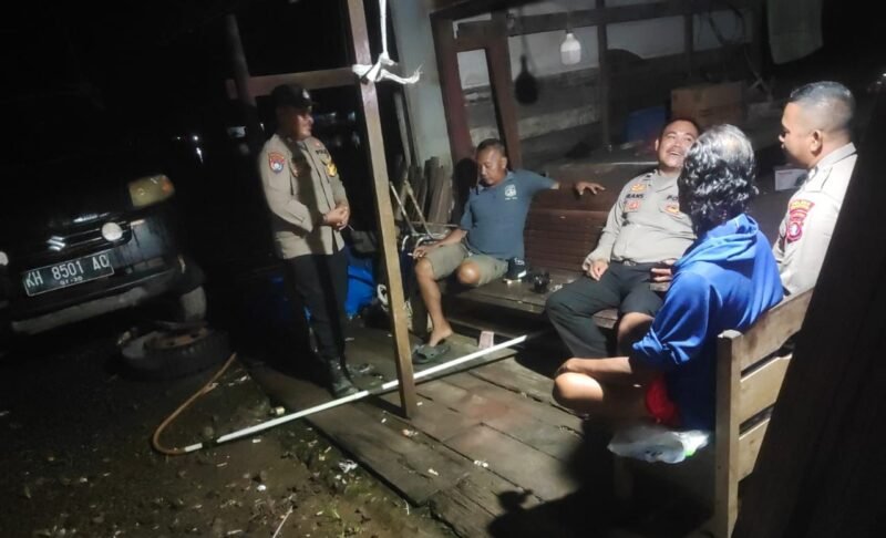 Sambangi Warga Dengan Humanis, personel Polsek Sebangau Kuala Sampaikan Pesan Kamtibmas kepada Warganya
