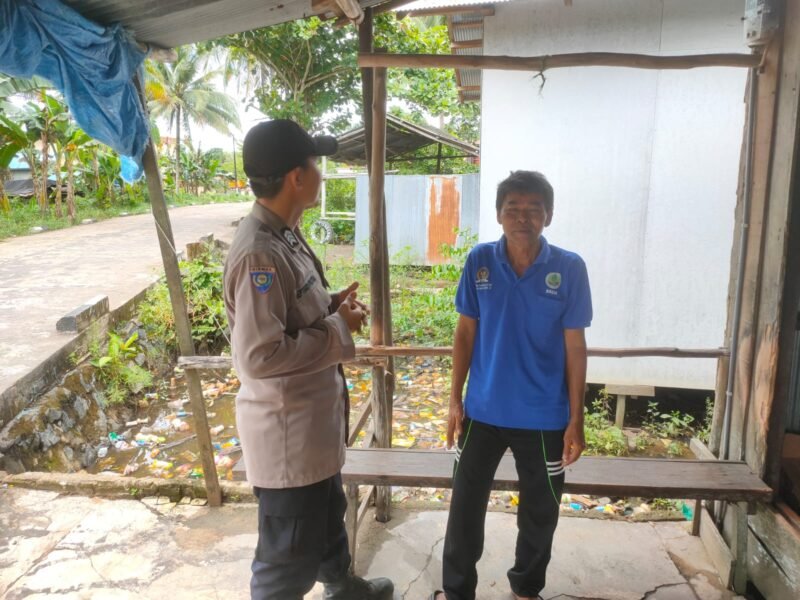 Sampaikan Pesan Kamtibmas Oleh personil Polsek Maliku Kepada Warga