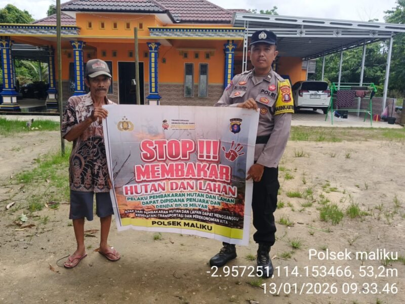Personil Polsek Maliku melakukan Door to Door System, Menyampaikan Maklumat Kapolda Kalteng