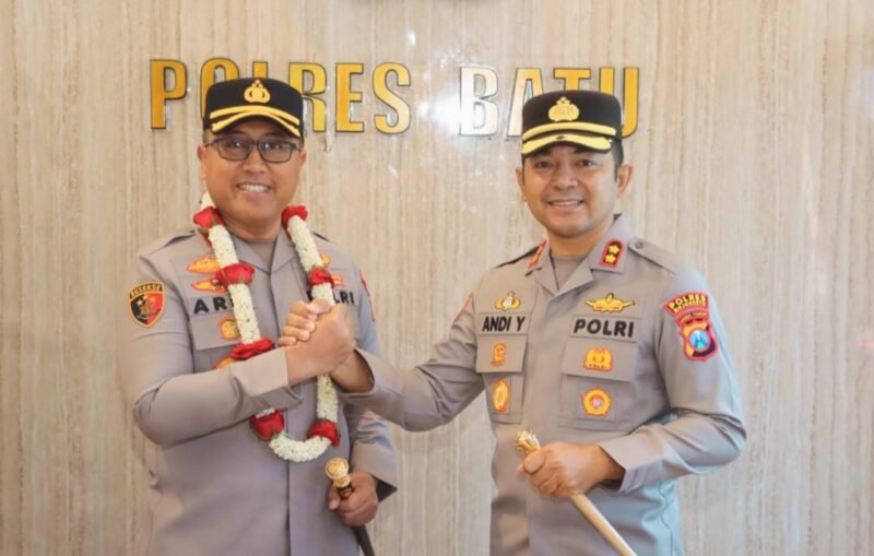 Foto ist : Kiri AKBP Aris Purwanto resmi  menggantikan Kapolres Batu yang lama kiri AKBP Andi Yudha Pranata.
