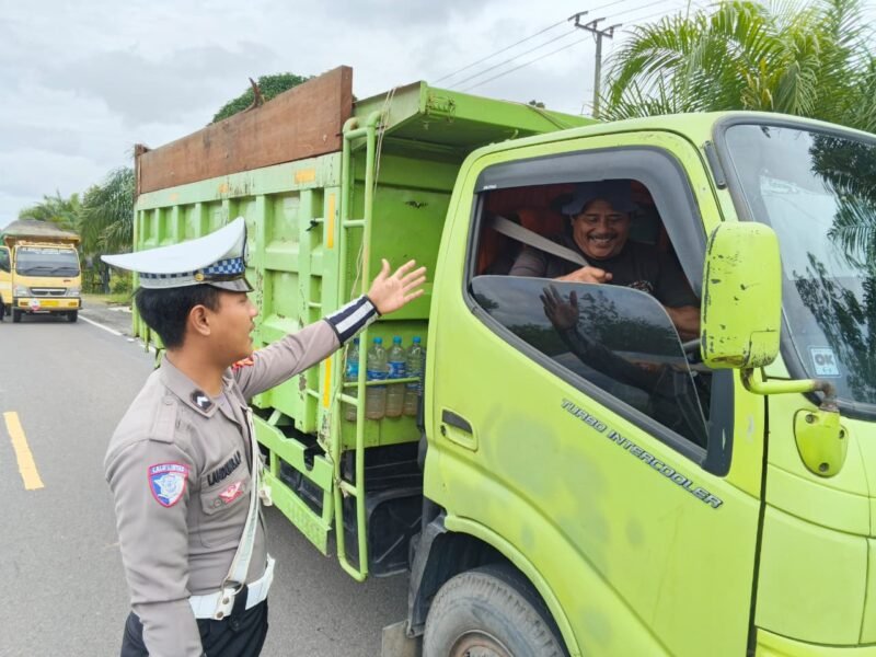 Anggota Sat Lantas Polres Pulang Pisau Lakukan Peneguran Terhadap Pengendara Tidak Gunakan Sabuk Pengaman