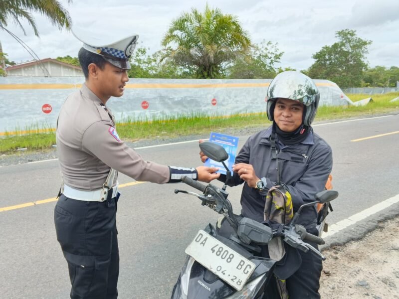 Polantas Menyapa, Lakukan Giat Pembagian Brosur di Jalan Raya