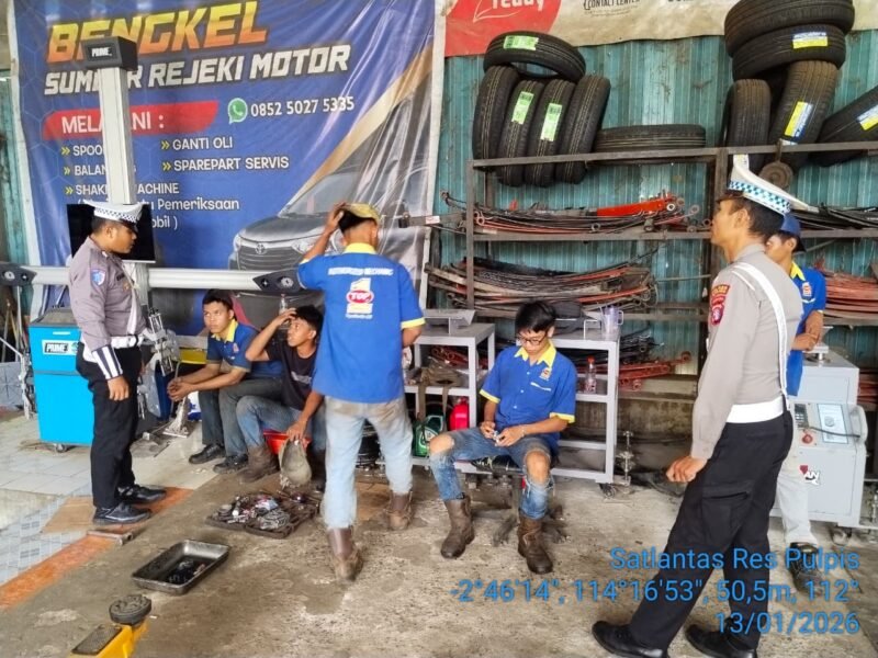 Satlantas Polres Pulang Pisau Sapa Karyawan Bengkel, Ajak Tertib Berlalu Lintas dan Jaga Kamtibmas