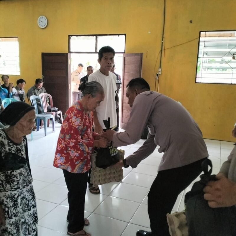 Satbinmas Polres Pulang Pisau Bagikan Sembako kepada Warga Kurang Mampu