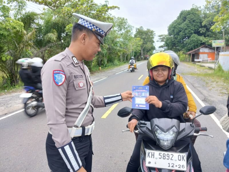Satlantas Polres Pulang Pisau Bagikan Brosur Kamseltibcarlantas kepada Pengendara