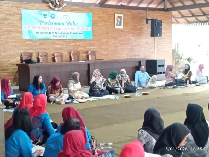 Foto ist: Ketua PKK Desa Pendem Ibu Tri Wahyuwono Efendi lakukan pertemuan rutin bersama jajaran Pos Yandu tema: Integrasi Layanan Primer (ILP).
