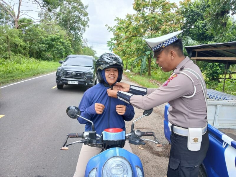 SATLANTAS POLRES PULANG PISAU SELALU INGATKAN PENGENDARA AGAR TIDAK LUPA KLIK HELM