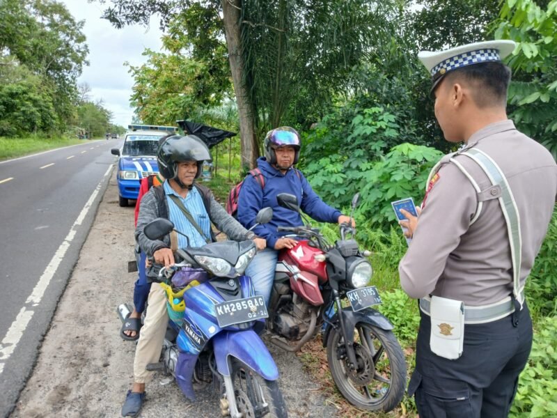 Sat Lantas Polres Pulang Pisau Laksanakan Himbauan Kamseltibcarlantas Secara Humanis untuk Cegah Kecelakaan