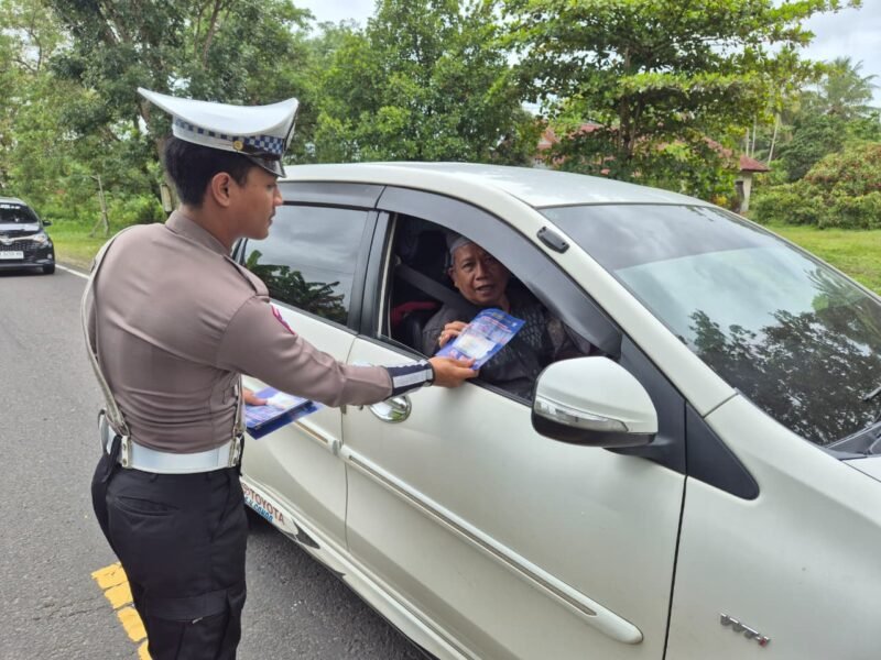 Satlantas Polres Pulang Pisau Bagikan Brosur Kamseltibcarlantas kepada Pengendara