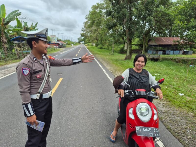 Satlantas Polres Pulang Pisau Laksanakan Peneguran kepada Pengendara yang Tidak Menggunakan Helm