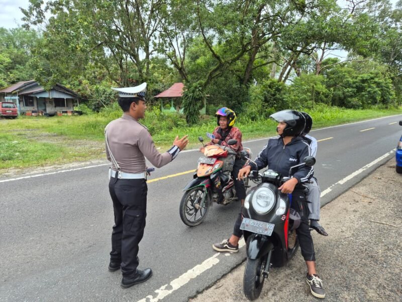 Sat Lantas Polres Pulang Pisau Laksanakan Himbauan Kamseltibcarlantas Secara Humanis untuk Cegah Kecelakaan