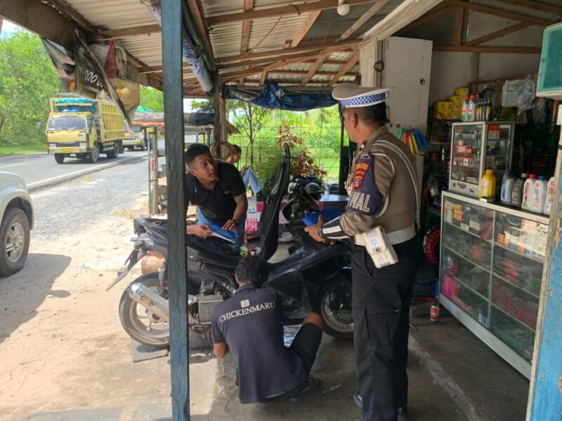 Satlantas Polres Pulang Pisau Sapa Karyawan Bengkel, Ajak Tertib Berlalu Lintas dan Jaga Kamtibmas