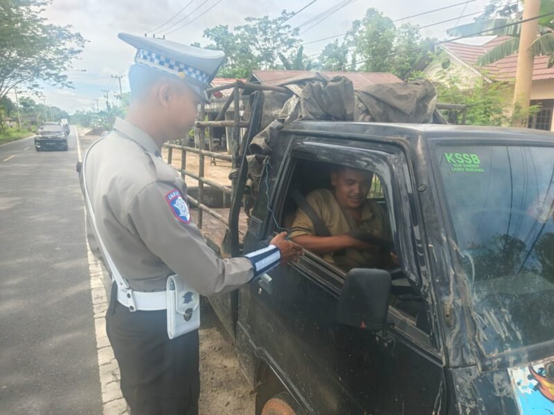 Anggota Sat Lantas Polres Pulang Pisau Lakukan Peneguran Terhadap Pengendara Tidak Gunakan Sabuk Pengaman (Sefety Belt)