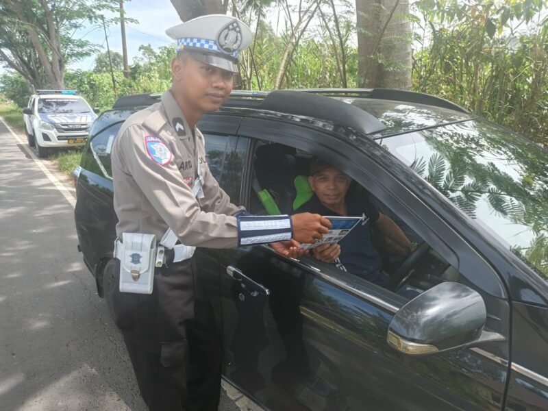 Polantas Menyapa, Lakukan Giat Pembagian Brosur di Jalan Raya