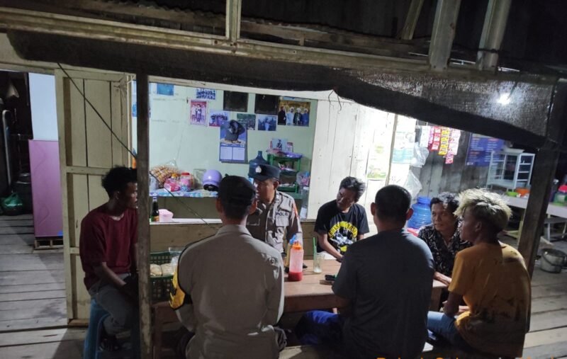 Sambangi Warga Dengan Humanis, personel Polsek Sebangau Kuala Sampaikan Pesan Kamtibmas kepada Warganya