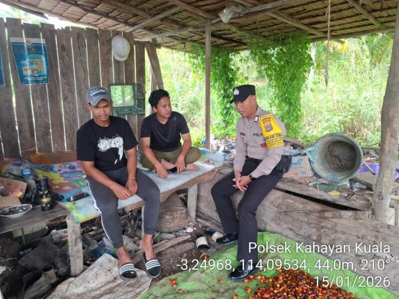 Personel Polsek Kahayan Kuala menyampaikan pesan Kamtibmas, dan Himbauan kamtibmas dan mendukung Program pemerintah terkait ketahanan pangan