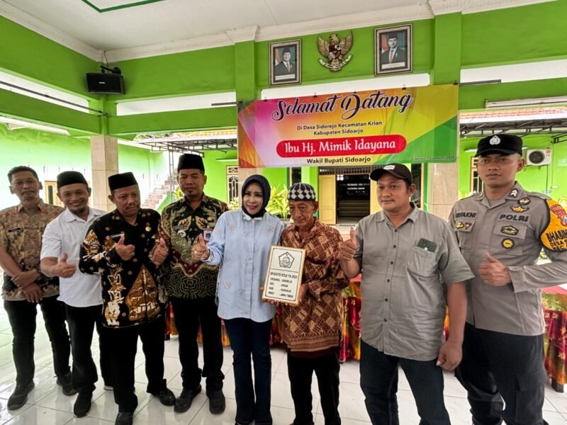 Foto: Pemkab Sidoarjo Serahkan Bantuan RTLH di Sidorejo Krian, 800 Rumah Warga Sidoarjo Akan Direhabilitasi