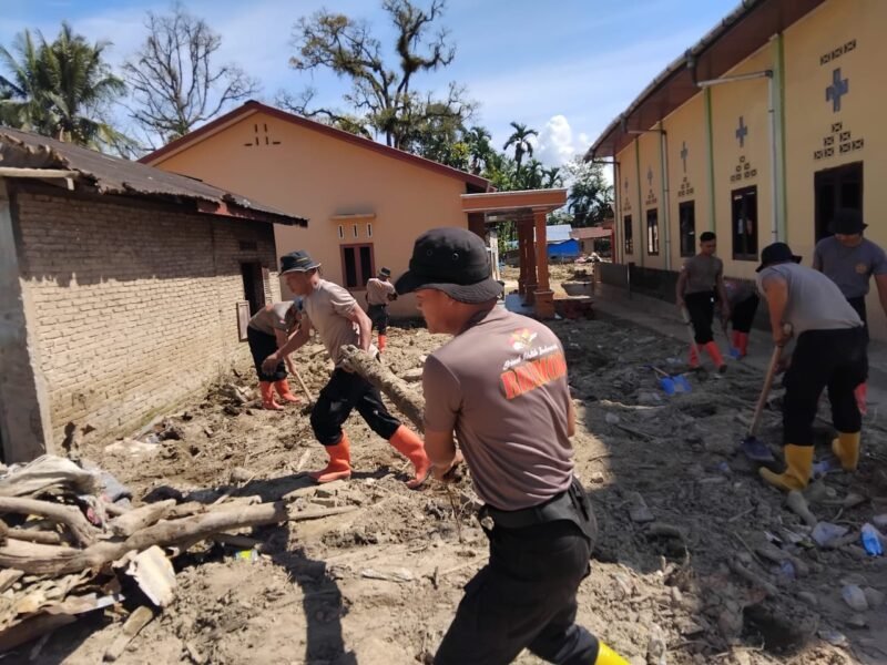 Foto: Brimob Hadir Dukung Pemulihan Rumah dan Aktivitas Ibadah Pascabencana Batang Toru
