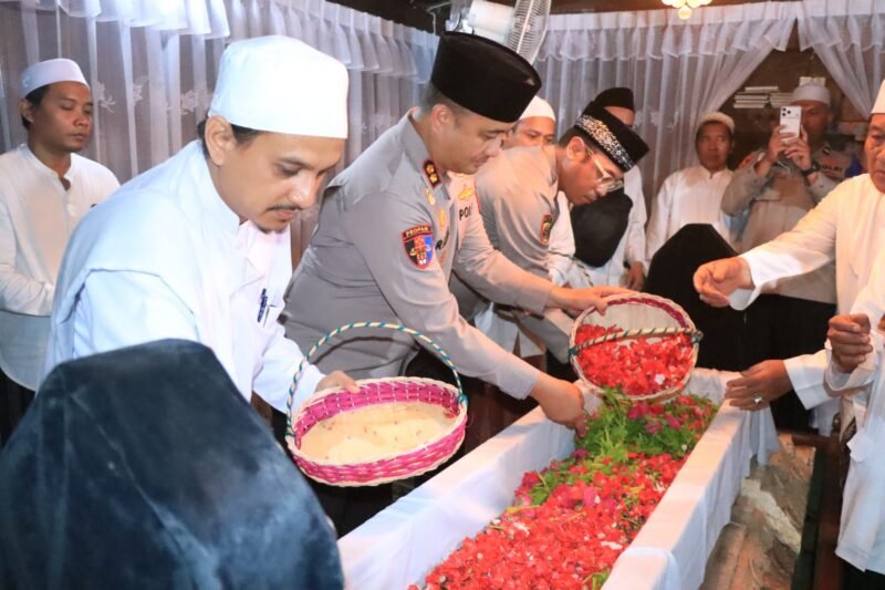 Foto: Awali Tugas Baru, Kapolres Gresik Ziarah Wali dan Ulama