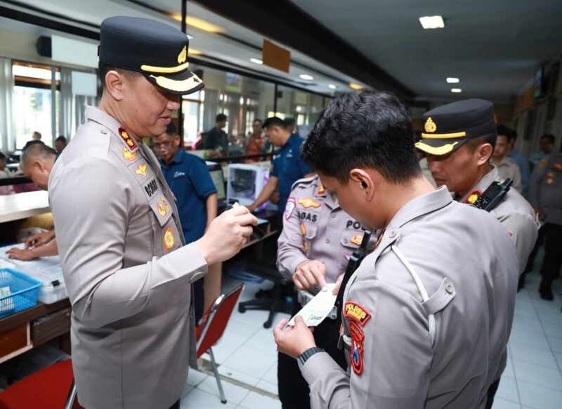 Foto: Kapolres Jember Kunjungi Kantor Samsat Pastikan Pelayanan Optimal