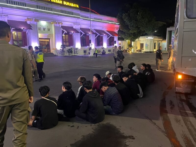 Foto: Polrestabes Surabaya Amankan 18 Pemuda Diduga Terlibat Bentrok Antar Perguruan Silat di Kedungdoro