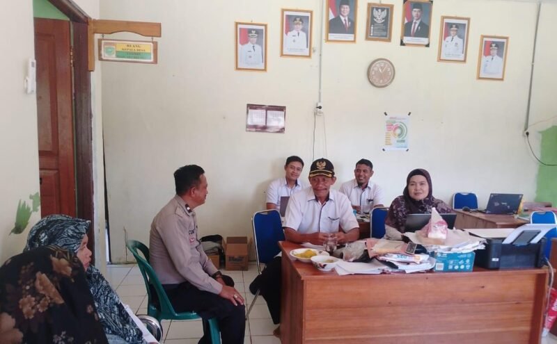 Personil Polsek Maliku melakukan Door to Door System, Menyampaikan Maklumat Kapolda Kalteng