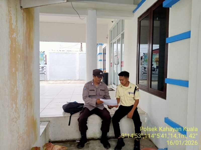Personel Polsek Kahayan Kuala mensosialisasikan layanan aduan Calcenter 110 guna meminimalisir angka kejahatan dan juga memudahkan masyarakat dalam penyampaian pengaduan