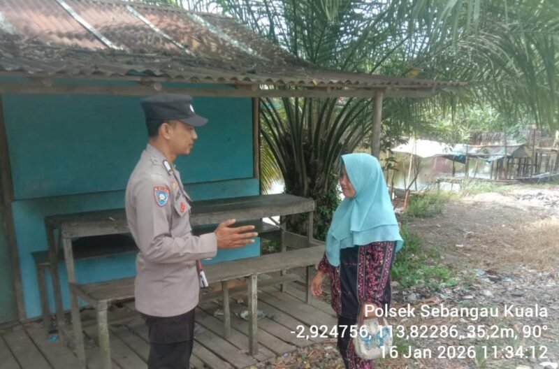 Sambangi masyarakat personil Polsek Sebangau Kuala berikan himbauan dan pesan kamtibmas