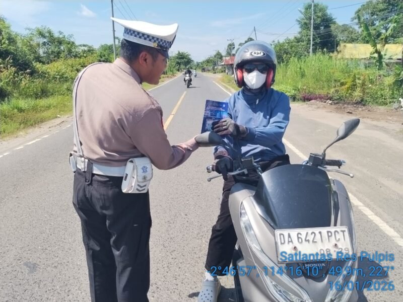 Satlantas Polres Pulang Pisau Bagikan Brosur Himbauan Kepada Pengendara