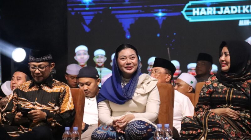 Foto: Ribuan Jamaah Padati Alun-alun Brebes, Rayakan Isra Miraj dan Istighosah Bersama Ustad Wijayanto