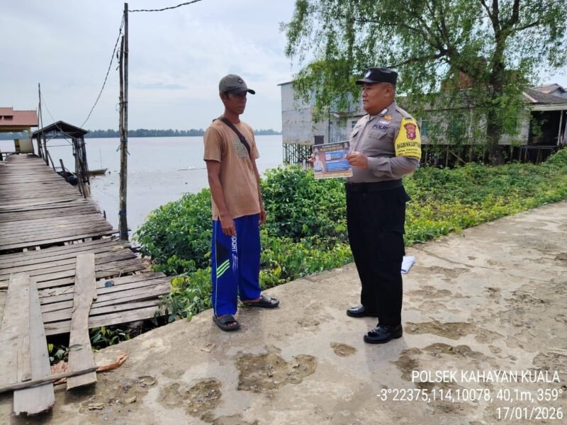Personel Polsek Kahayan Kuala mensosialisasikan layanan aduan Calcenter 110 guna meminimalisir angka kejahatan dan juga memudahkan masyarakat dalam penyampaian pengaduan