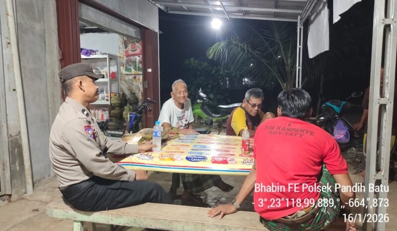 BHABINKAMTIBMAS POLSEK PANDIH BATU POLRES PULANG PISAU LAKUKAN PENGECEKAN POS KAMLING DI WILKUM POLSEK PANDIH BATU