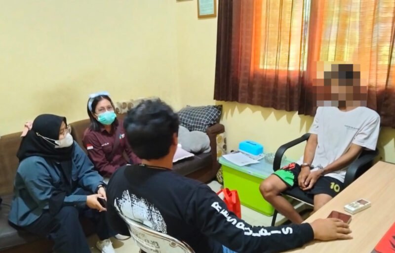 Humanis dan Responsif, Polisi Evakuasi Pria Depresi yang Mengamuk di Pasar Pulang Pisau