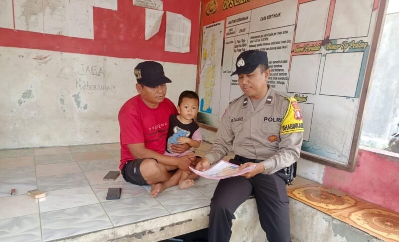 Personil Polsek Maliku melakukan Door to Door System, Menyampaikan Maklumat Kapolda Kalteng