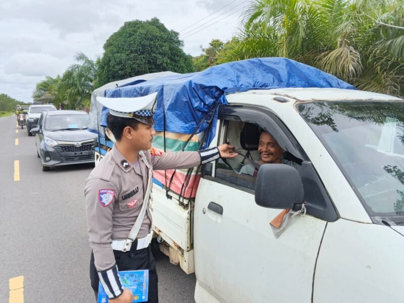 Anggota Sat Lantas Polres Pulang Pisau Lakukan Peneguran Terhadap Pengendara Tidak Gunakan Sabuk Pengaman (Sefety Belt)