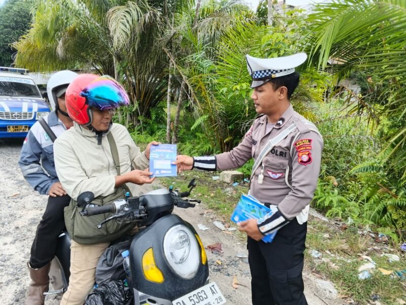 Satlantas Polres Pulang Pisau Bagikan Brosur Himbauan Kepada Pengendara