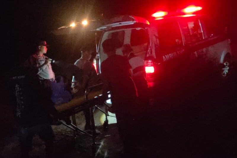 Pria Misterius Jatuh Pingsan di Pinggir Jalan, Polsek Maliku dan Warga Bantu Evakuasi ke Puskesmas