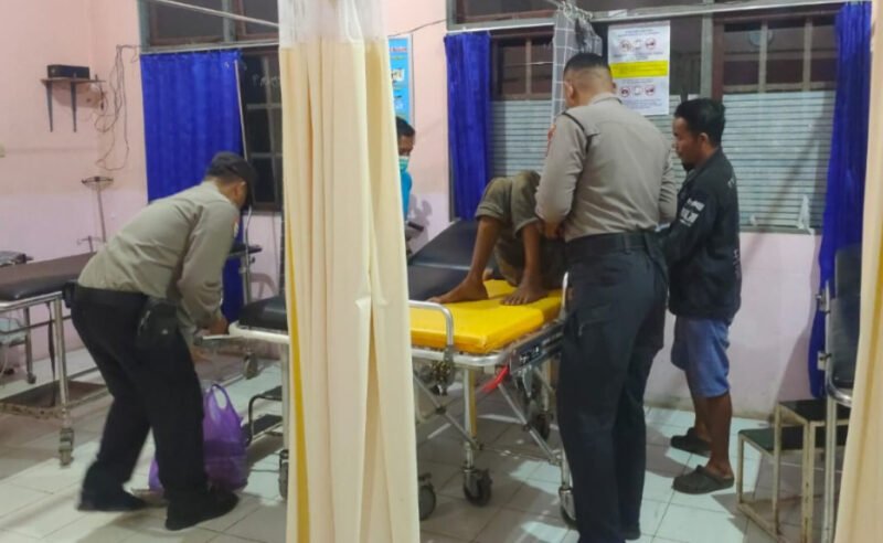 Ditemukan Lemas dan Bicara Ngawur, Seorang Pria Misterius Dilarikan Polsek Maliku ke Puskesmas