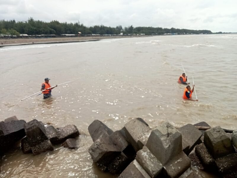 Foto: Gerak Cepat Sat Polairud Polres Tegal, Lakukan Pencarian Korban Tenggelam di Pantai Larangan